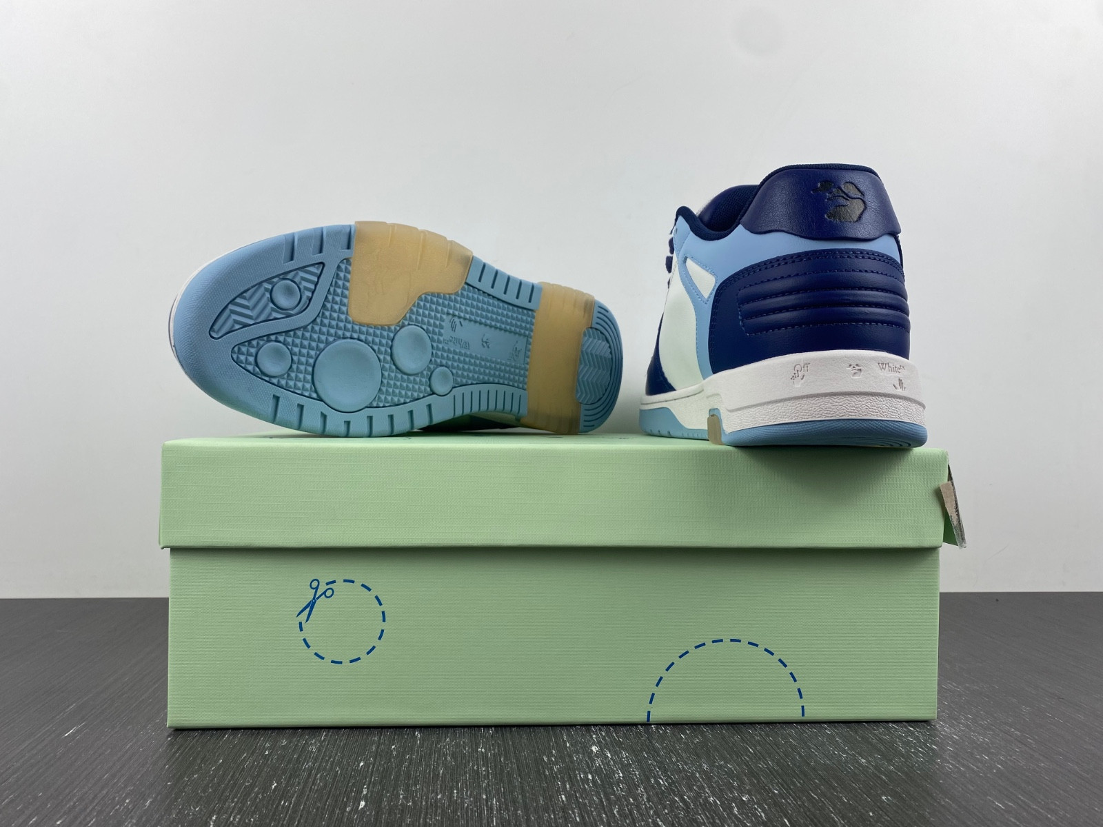 Off-White c/o Virgil Abloh