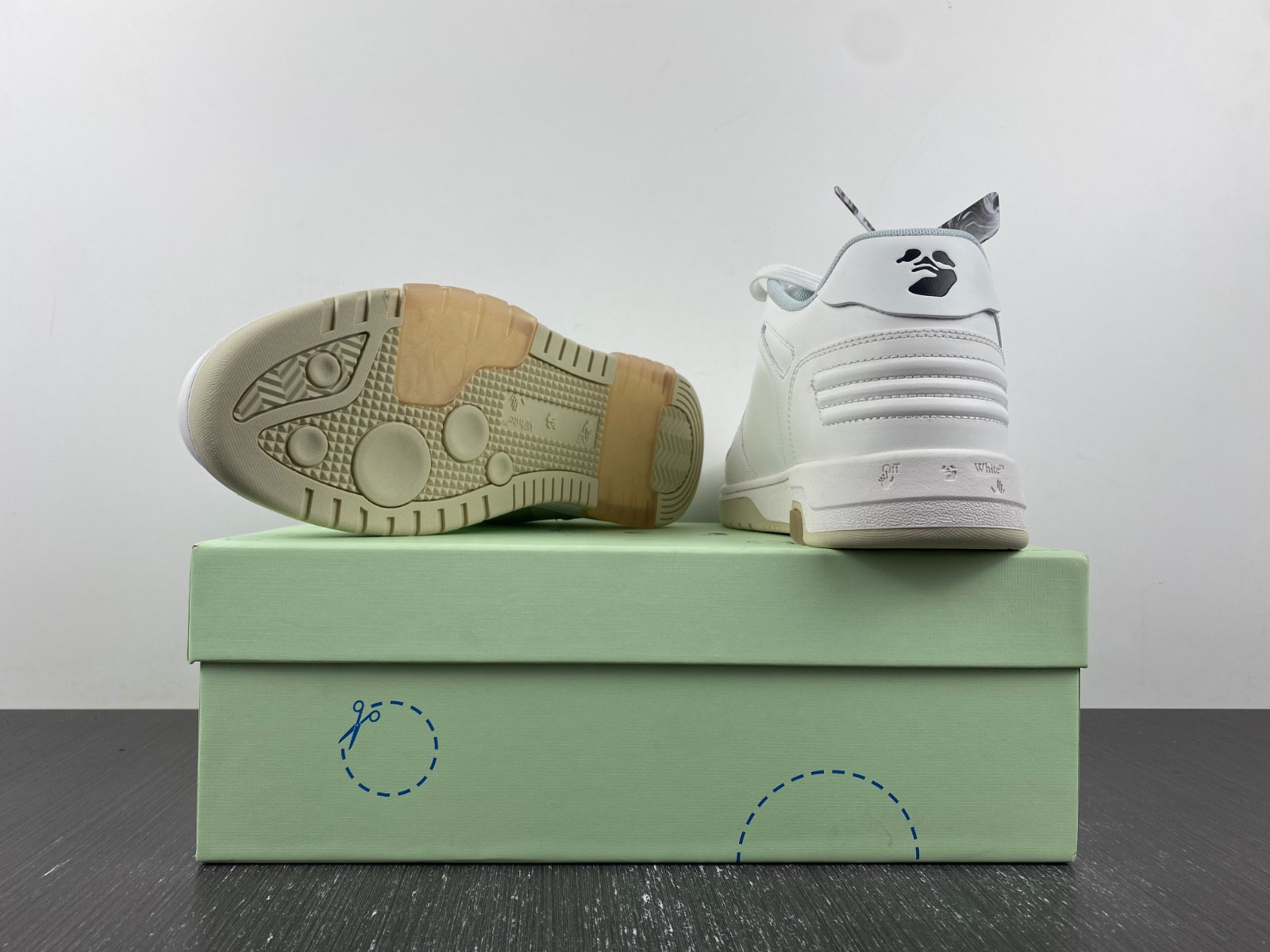 Off-White c/o Virgil Abloh