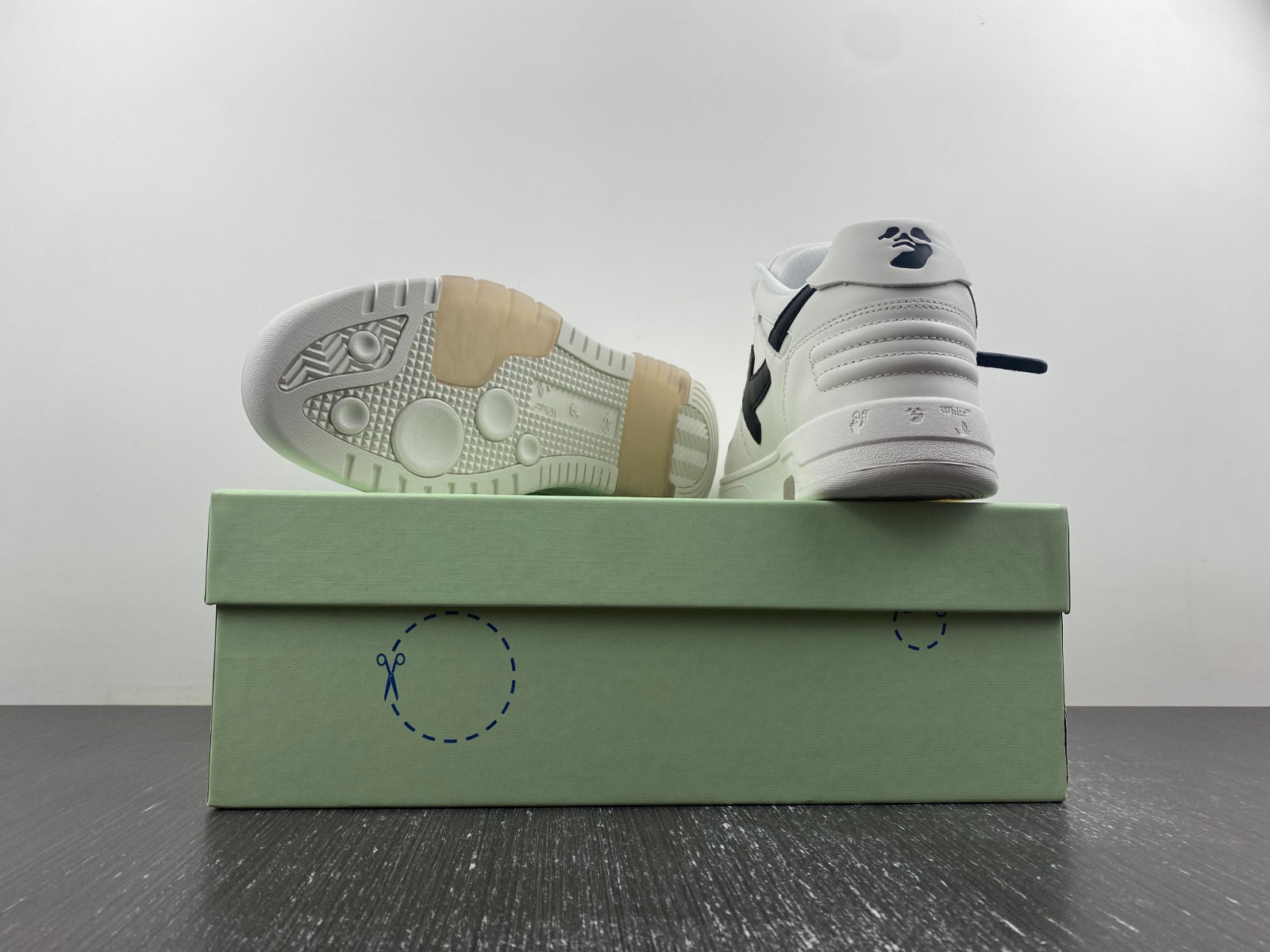 Off-White c/o Virgil Abloh