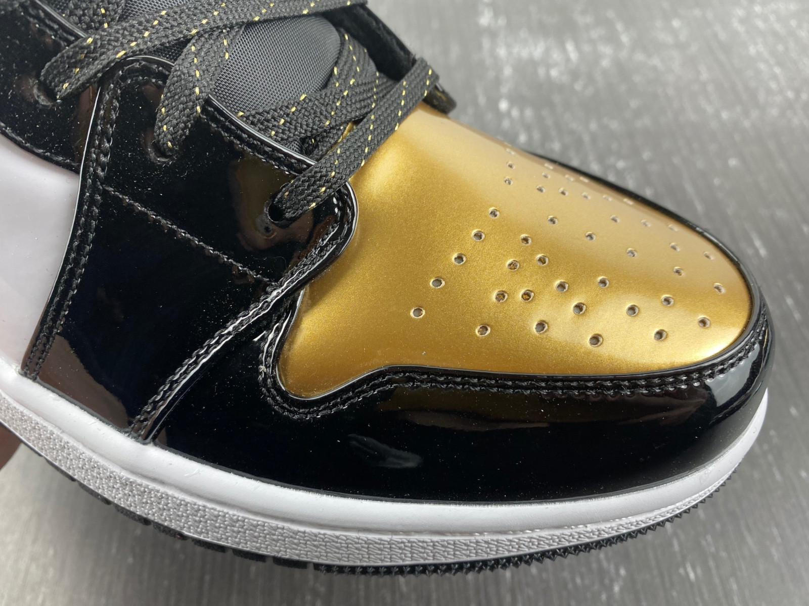 Jordan 1 Low SE Gold Toe (GS) - DR6970-071