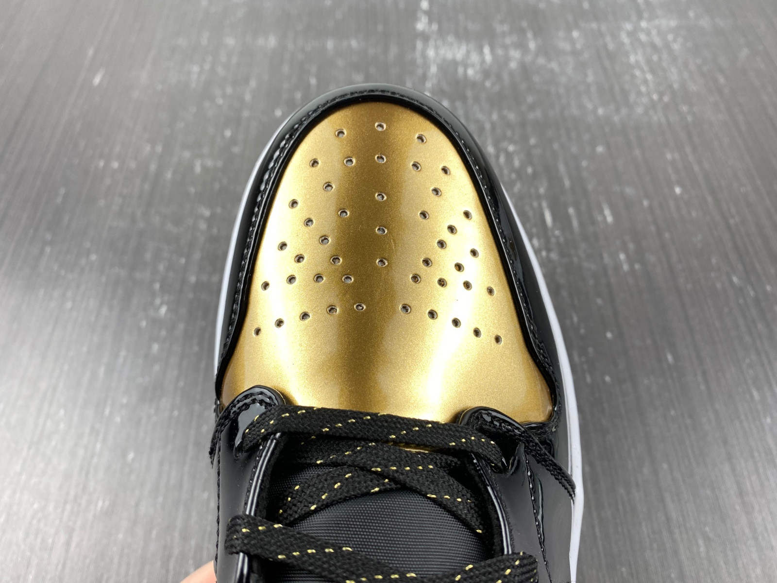 Jordan 1 Low SE Gold Toe (GS) - DR6970-071