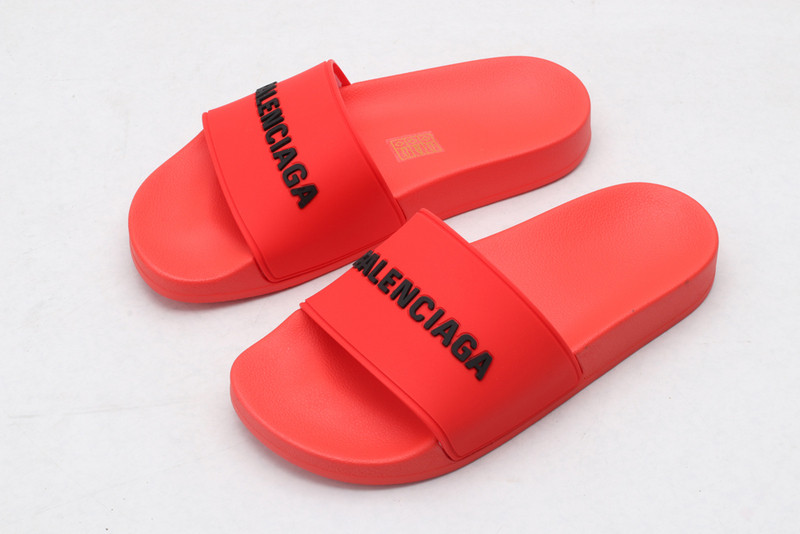 Ba*len*cia*ga red slides