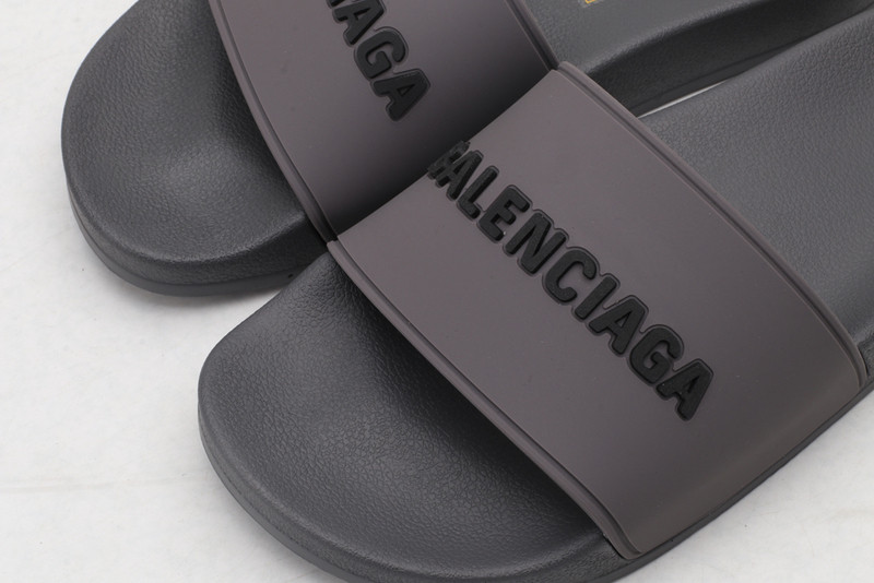 Ba*len*cia*ga grey slides
