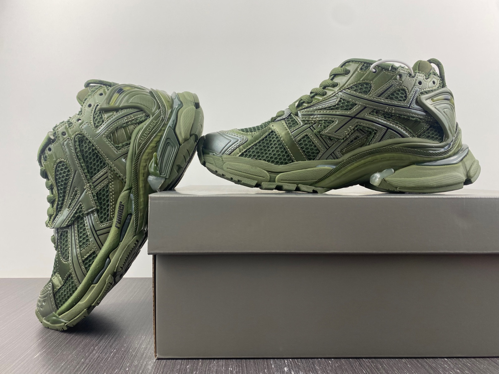 Ba*len*cia*ga runner 677402 w1rn3 2025