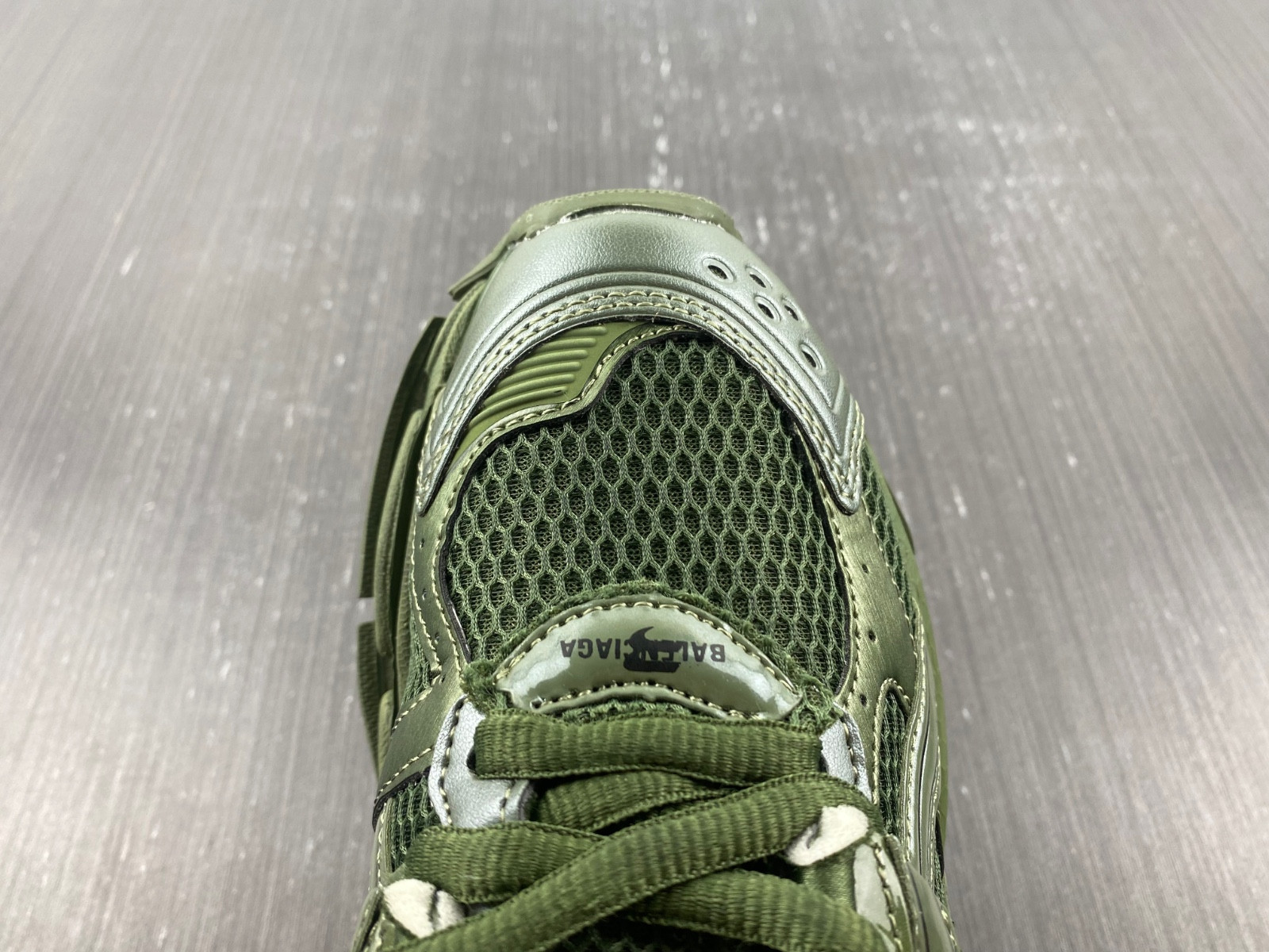 Ba*len*cia*ga runner 677402 w1rn3 2025