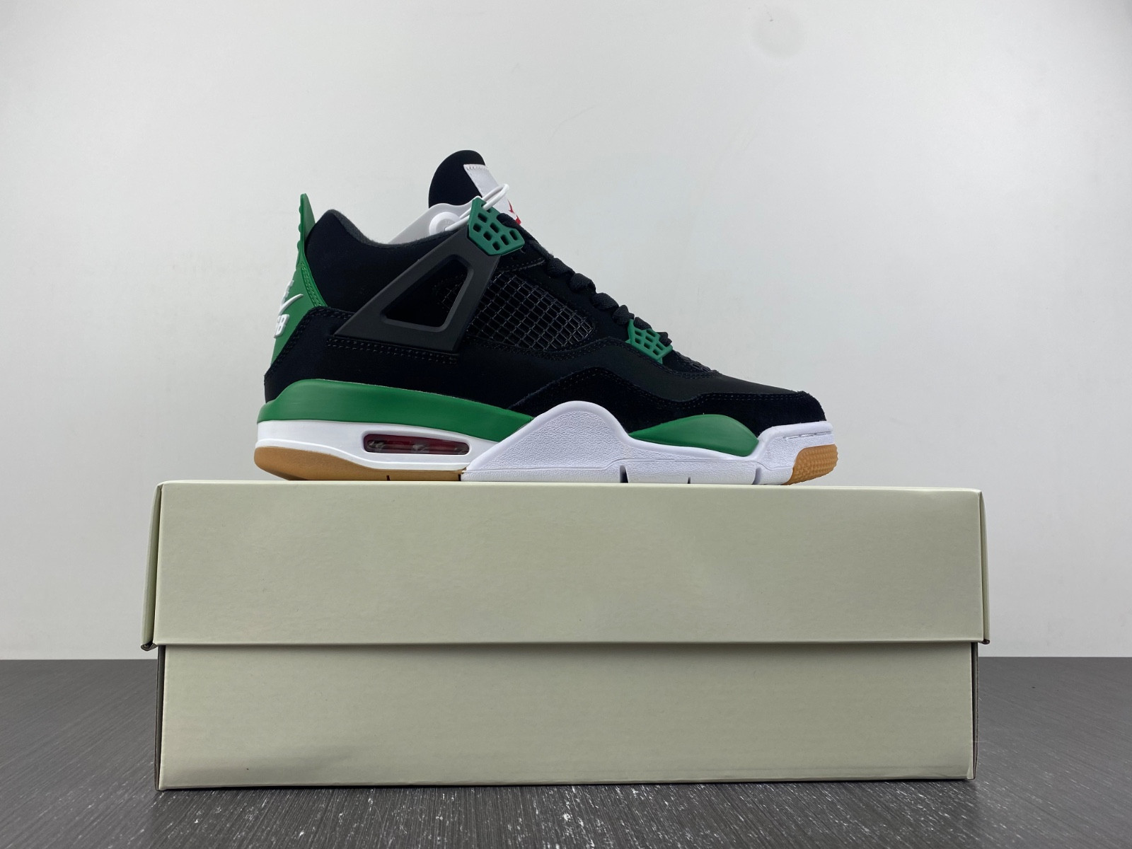 NIKE SB X AIR JORDAN 4 DR5415-030