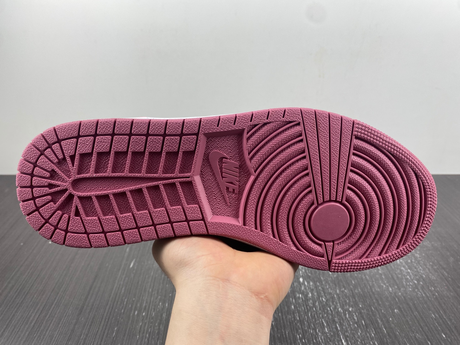 Jordan 1 Mid Valentine