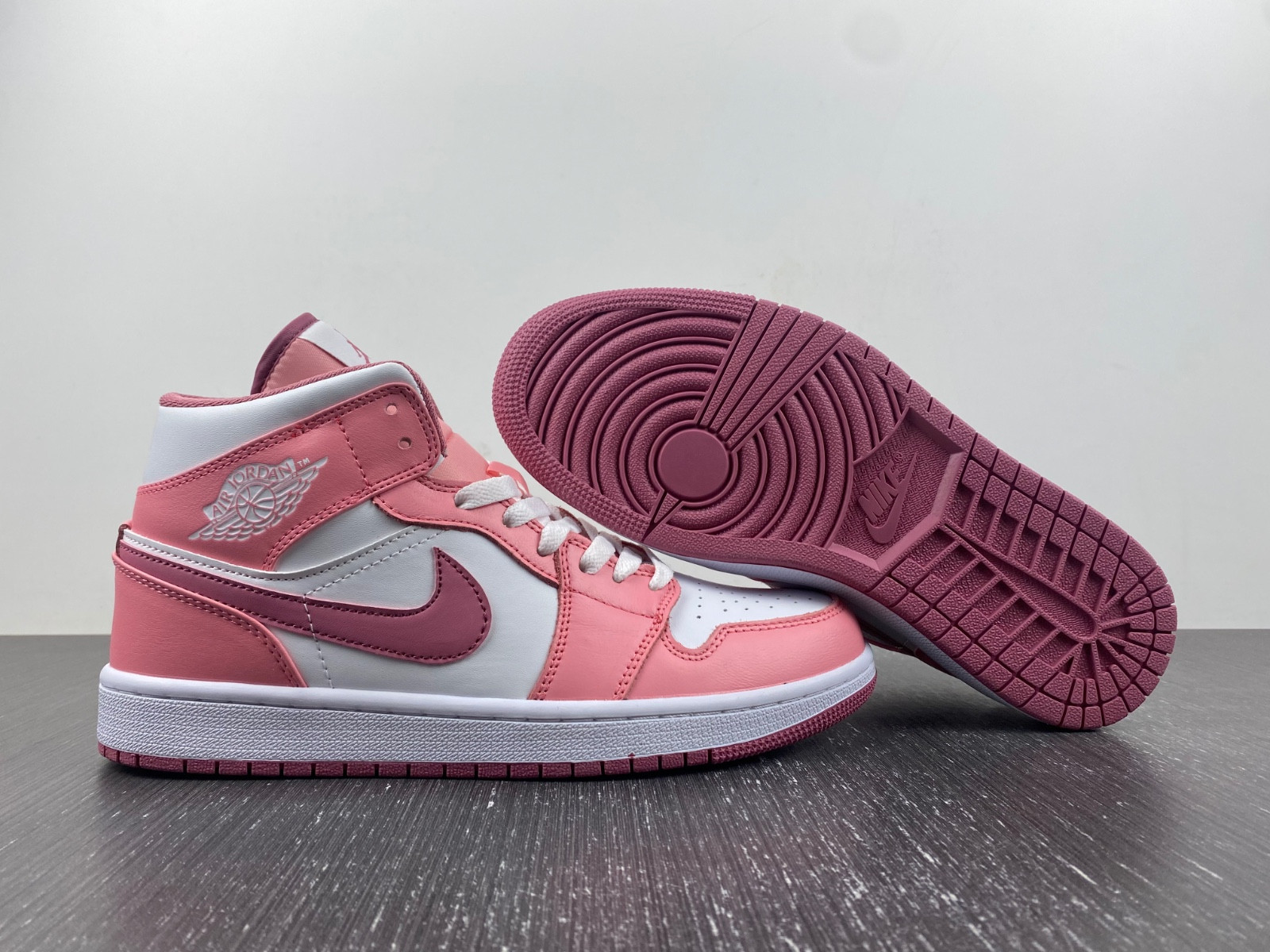 Jordan 1 Mid Valentine