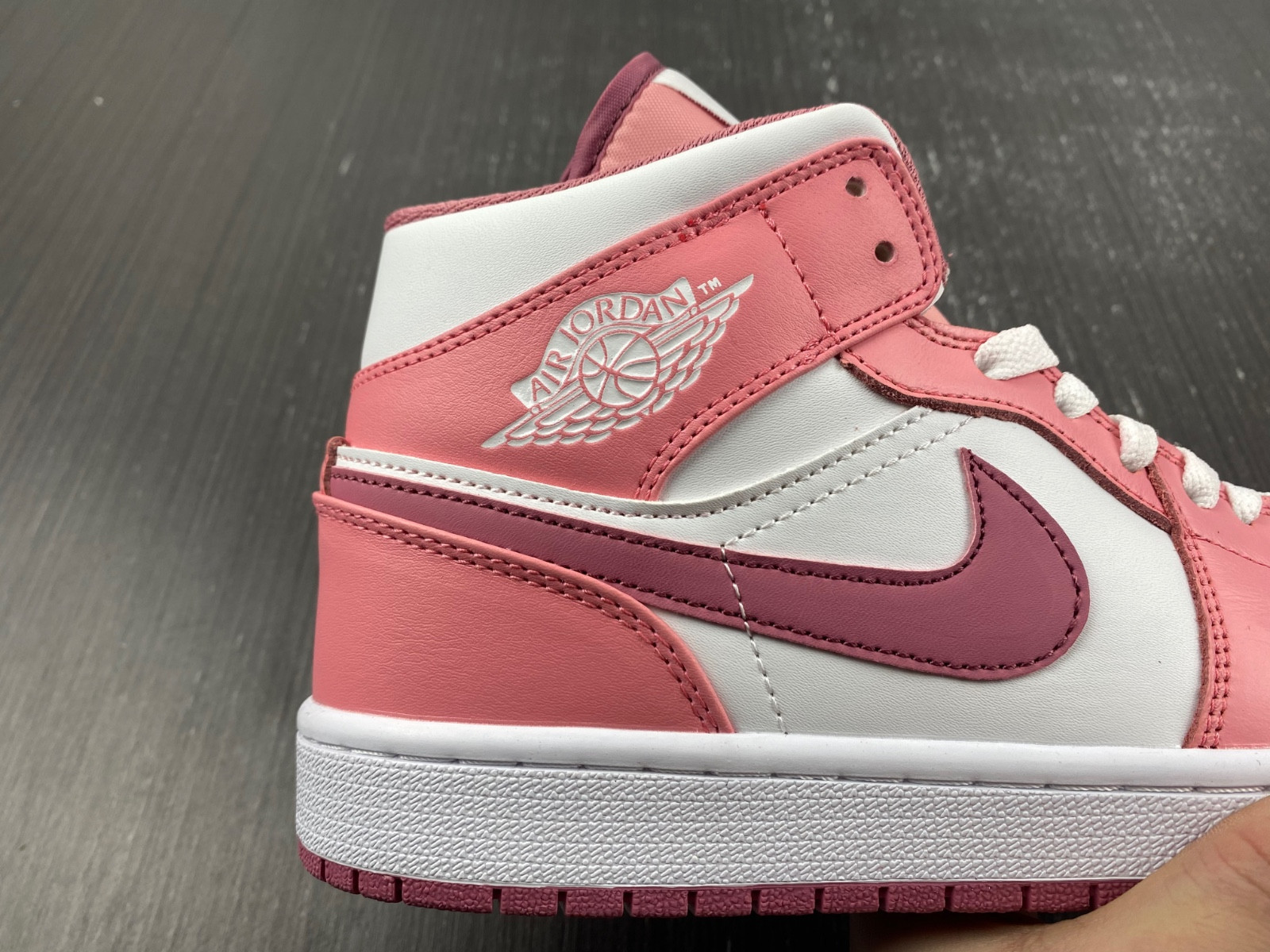 Jordan 1 Mid Valentine