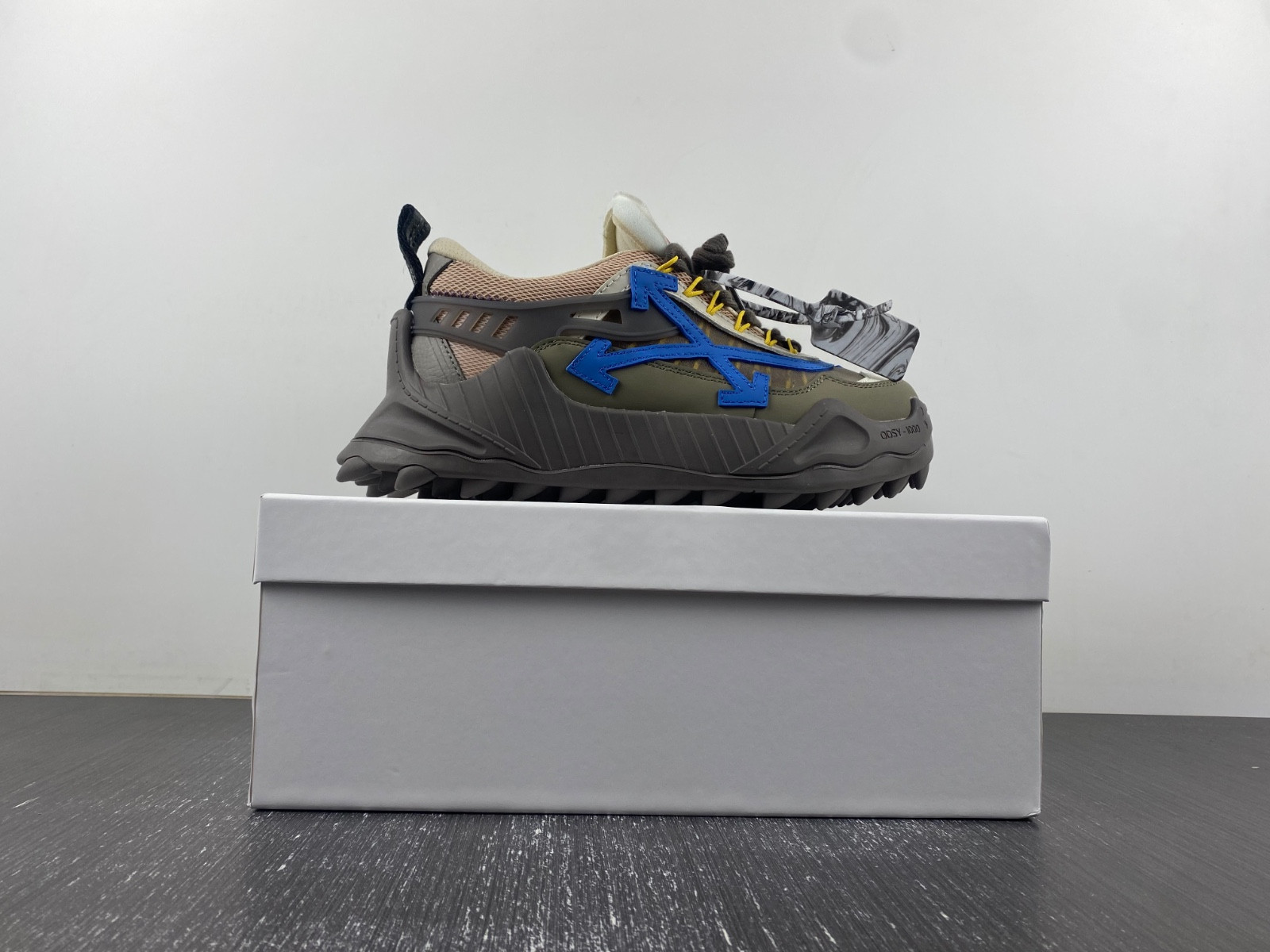 OW C/O ODSY-1000 SPORTS SHOES