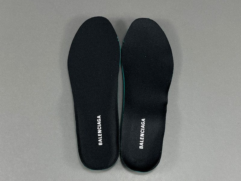 Ba*len*cia*ga runner 772767 w3rny 0135 (it’s not the same as the previous one!)