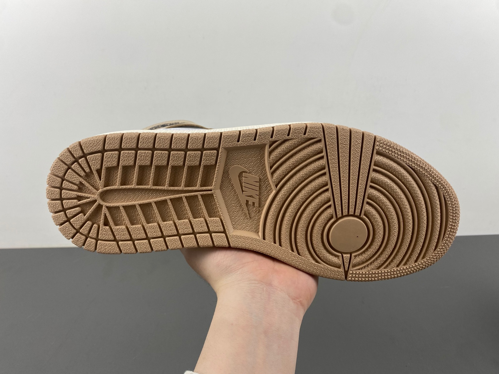 Air Jordan 1 High OG WMNS "Latte" FD2596-021