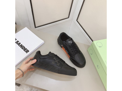 Off-White c/o Virgil Abloh