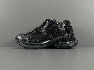 Ba*len*cia*ga runner 772767 w3rny 0135 (it’s not the same as the previous one!)